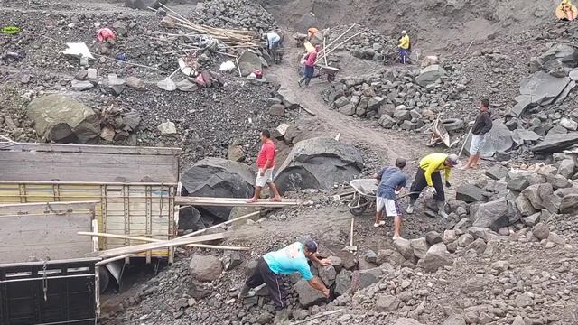 Строительство, обвал карьера, обзор работ смотреть онлайн