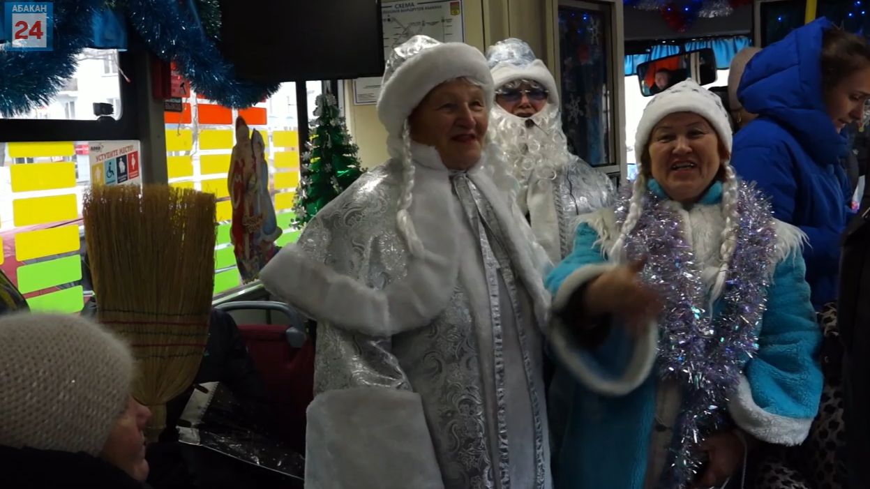 Новогодний троллейбус колесит по улицам столицы Хакасии смотреть онлайн