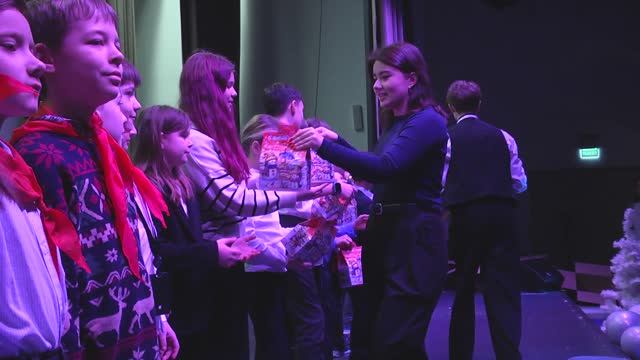 Первый секретарь МГО ЛКСМ РФ Д.А. Багина поздравила московских пионеров с наступающим Новым годом! смотреть онлайн