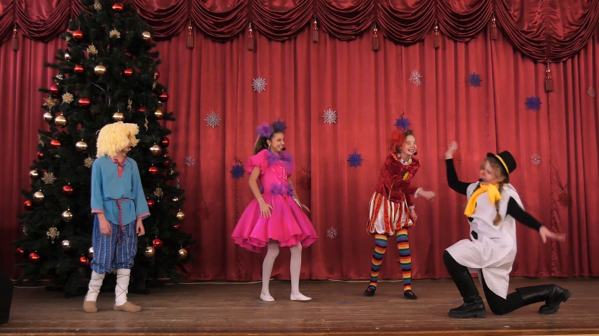Новогодний спектакль показали в школе №6 смотреть онлайн