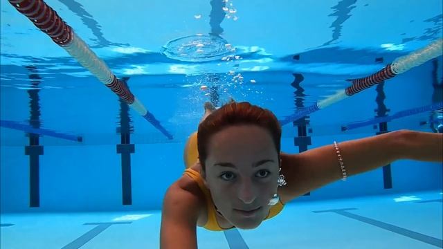 девушка под водой в басейне смотреть онлайн