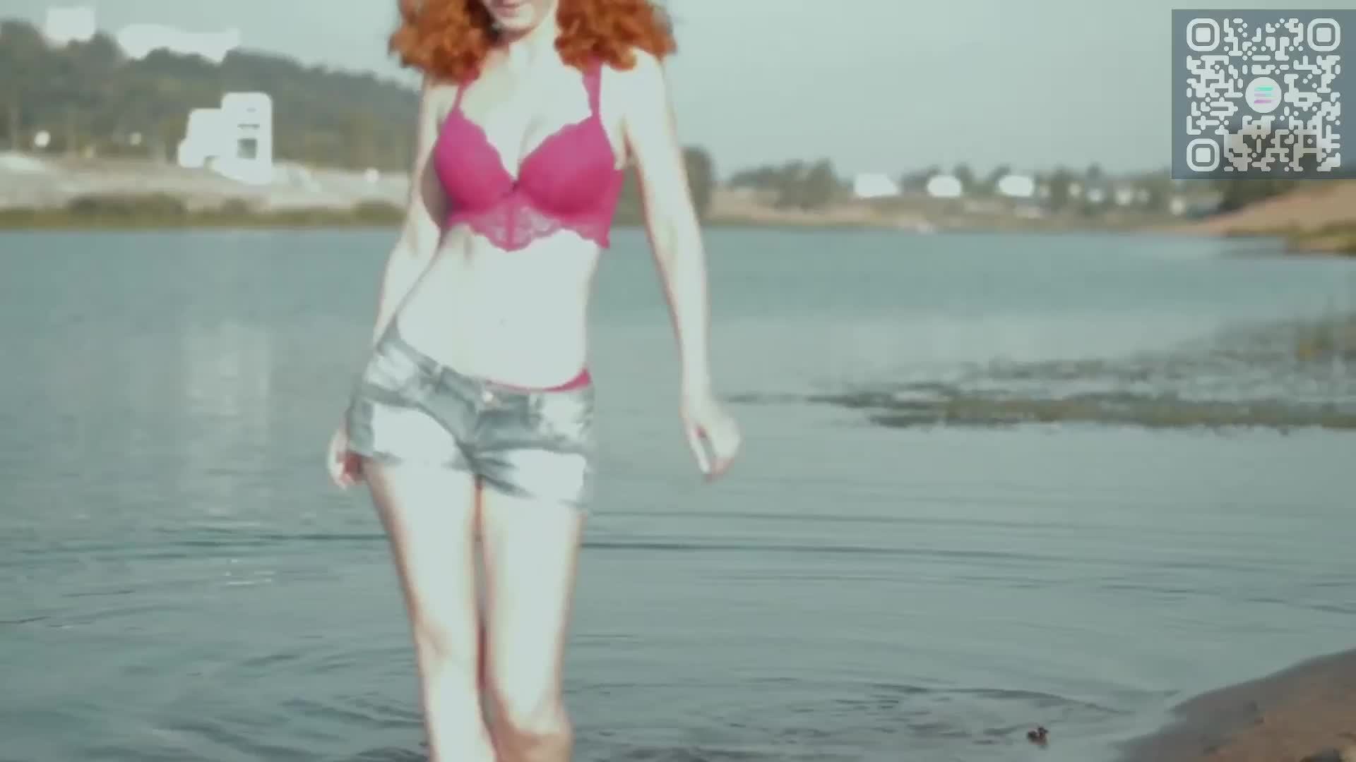 Красивая девушка на пляже. Эротика. смотреть онлайн