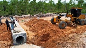 Расчистка земли для прокладки двойной канализационной системы размером 5 на 10 метров на строящейся
