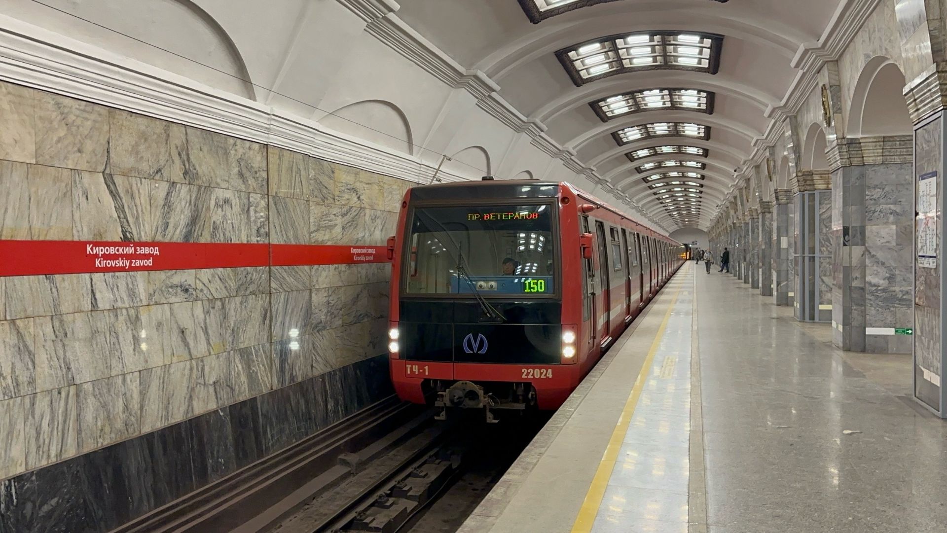 «Скоро открытие!» Метропоезд «Юбилейный» №150 на ст.м.Кировский завод, декабрь 2025 года смотреть онлайн