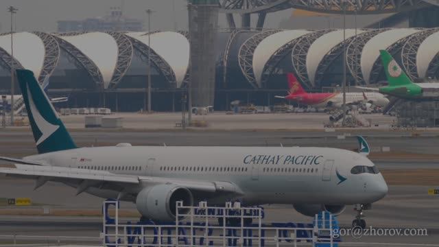 Эйрбас А350 авиакомпании Cathay Pacific прибывает в аэропорт Суварнабхуми, Бангкок.