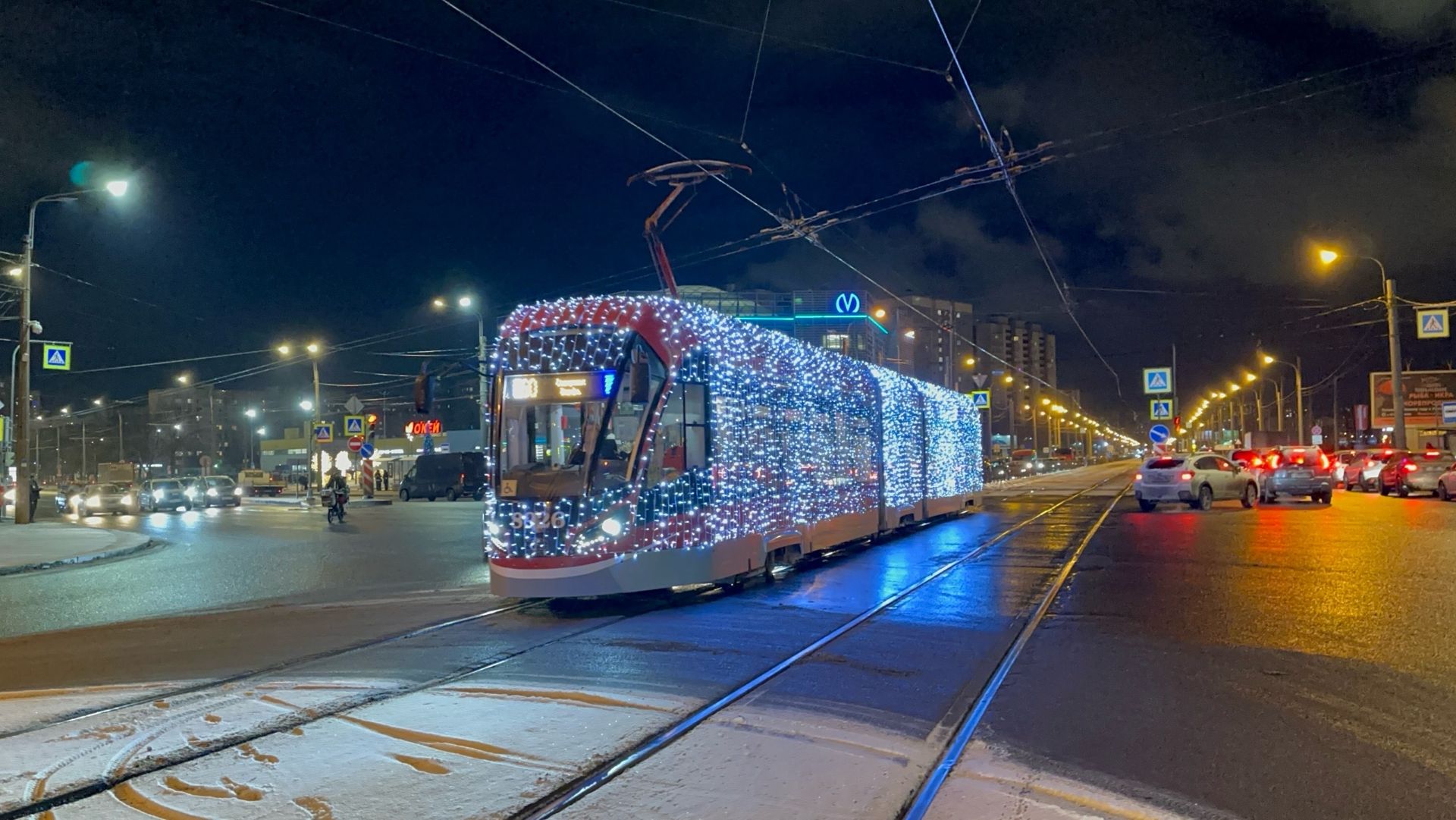 «Светлячок на фоне Юго-Западной!» Трамвай «Витязь-М» (71-931М) №8926 по маршруту №60, декабрь 2025 смотреть онлайн