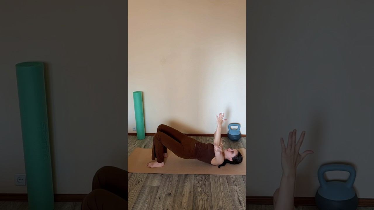 Залог доброго утра и дня - легкая зарядка #пилатес В профиле делюсь упражнениями для здоровья тела