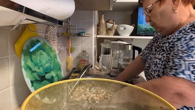 КАК Я ПЕРЕРАБАТЫВАЮ ГРИБЫ - ОПЯТА! /1781 смотреть онлайн