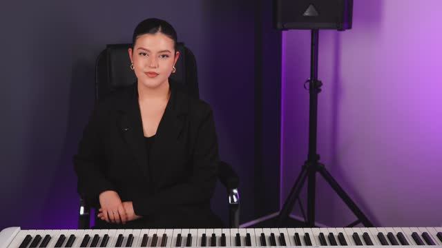 Тренер по вокалу Диана Ильясова гориз.