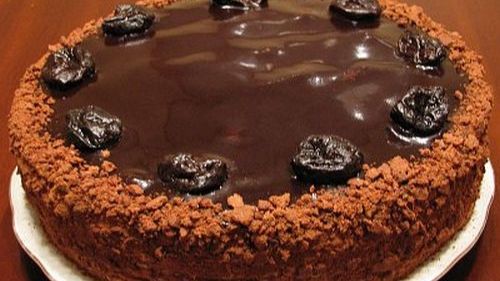 Шоколадно-медовый торт с черносливом