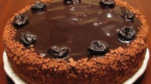 Шоколадно-медовый торт с черносливом