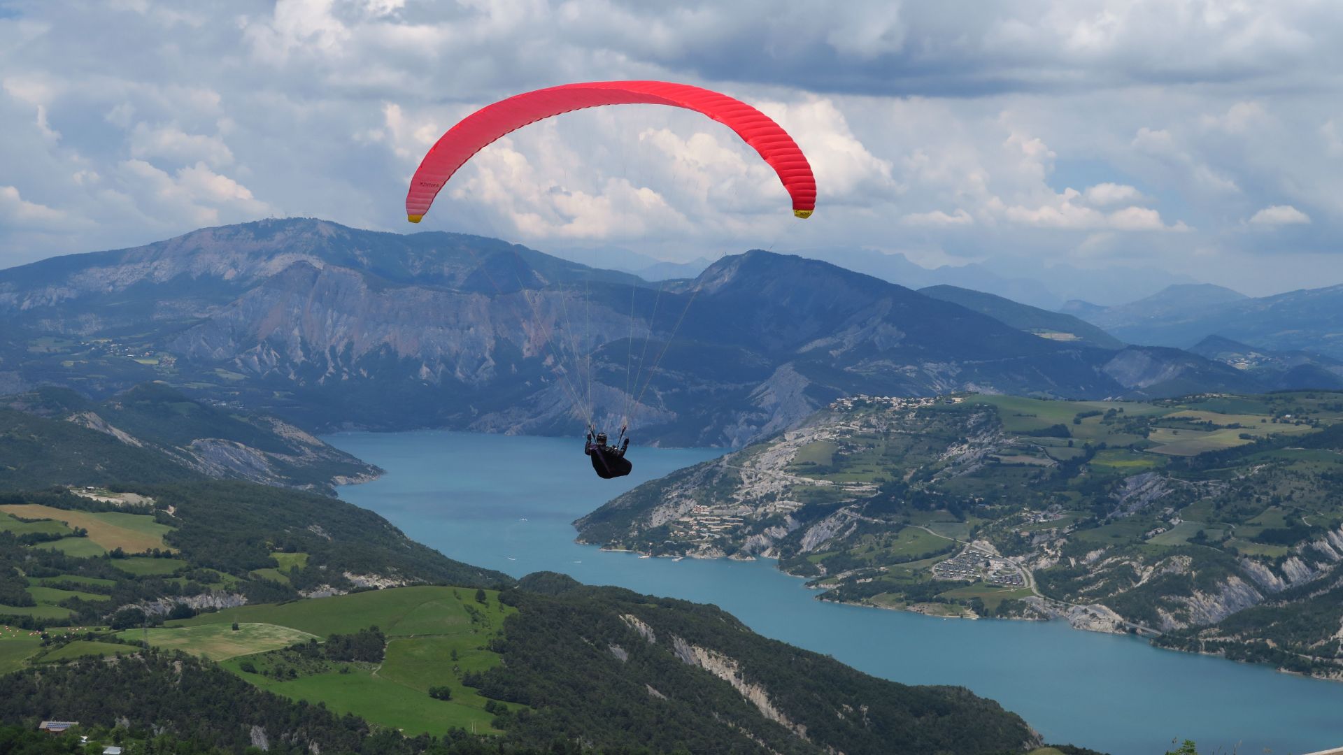 Над Францией смотреть онлайн