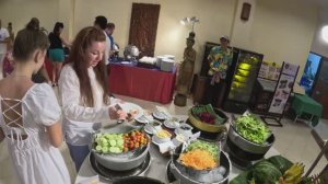 Baumanburi Hotel  Ужин в отеле Лой Кратонг в Таиланде