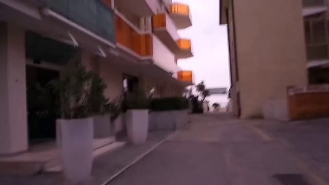 Лидо ди Езоло.Италия.Утренняя прогулка по городу. смотреть онлайн