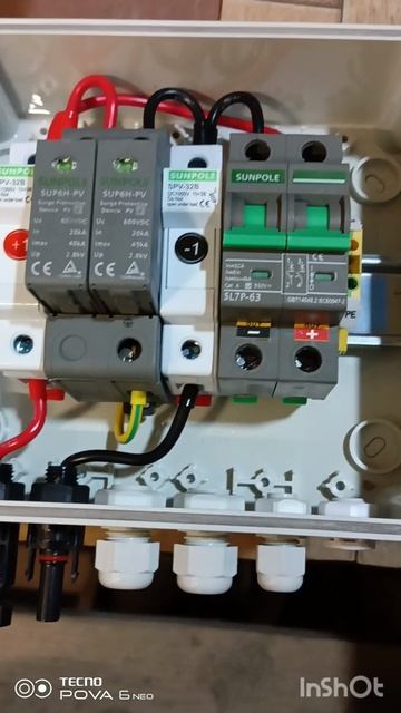 Установил и подключил распределительный щит на солнечные батареи.