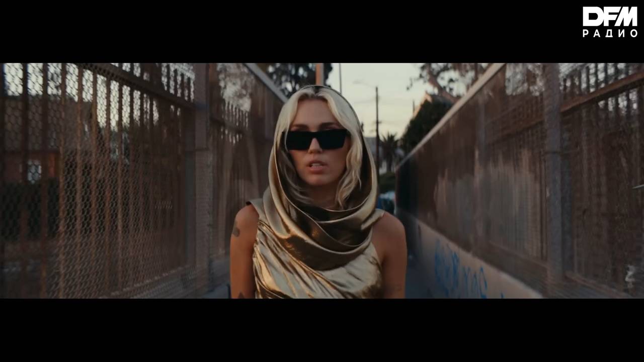 Miley Cyrus — Flowers смотреть онлайн