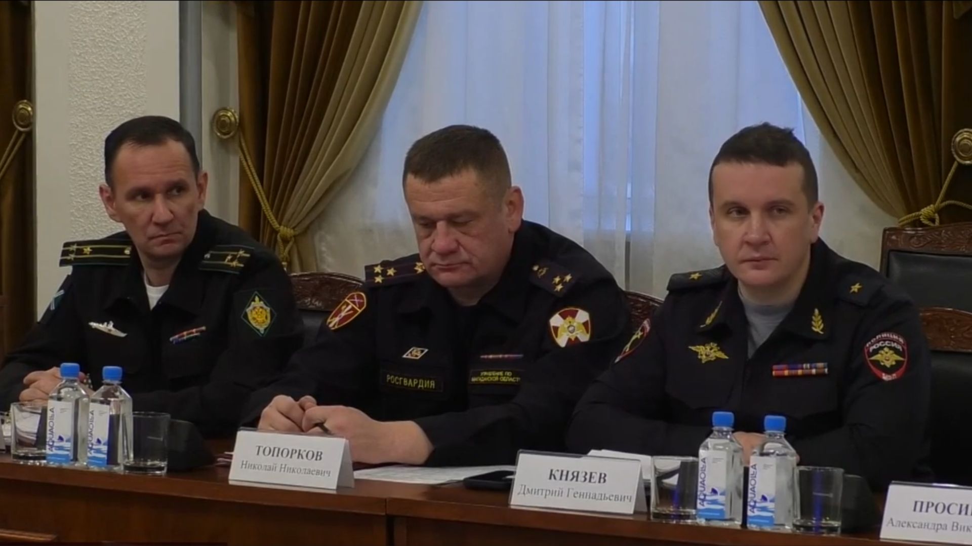 В правительстве Колымы обсудили меры обеспечения безопасности в период новогодних праздников смотреть онлайн