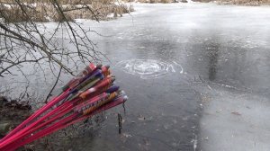 Запускаем мини ракеты под лед! Топ Пиротехники  под лед!