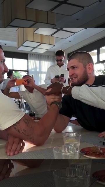 Златан Ибрагимович и Хабиб Нурмагомедов устроили армрестлинг схватку🤝 смотреть онлайн