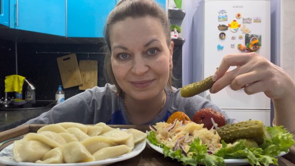 МУКБАНГ ВАРЕНИКИ С КАРТОШКОЙ И МАСЛОМ/ДОМАШНИЕ СОЛЕНЬЯ/MUKBANG ЕДА ОБЖОР