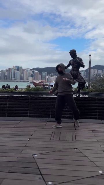 Забит Магомедшарипов у статуи Брюса Ли показал свои фирменные вертушки. смотреть онлайн