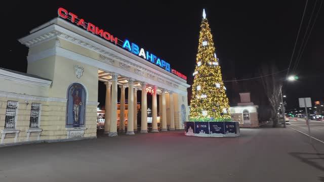 Луганск готовится к встрече Нового Года! Вечерняя прогулка по центру города! смотреть онлайн