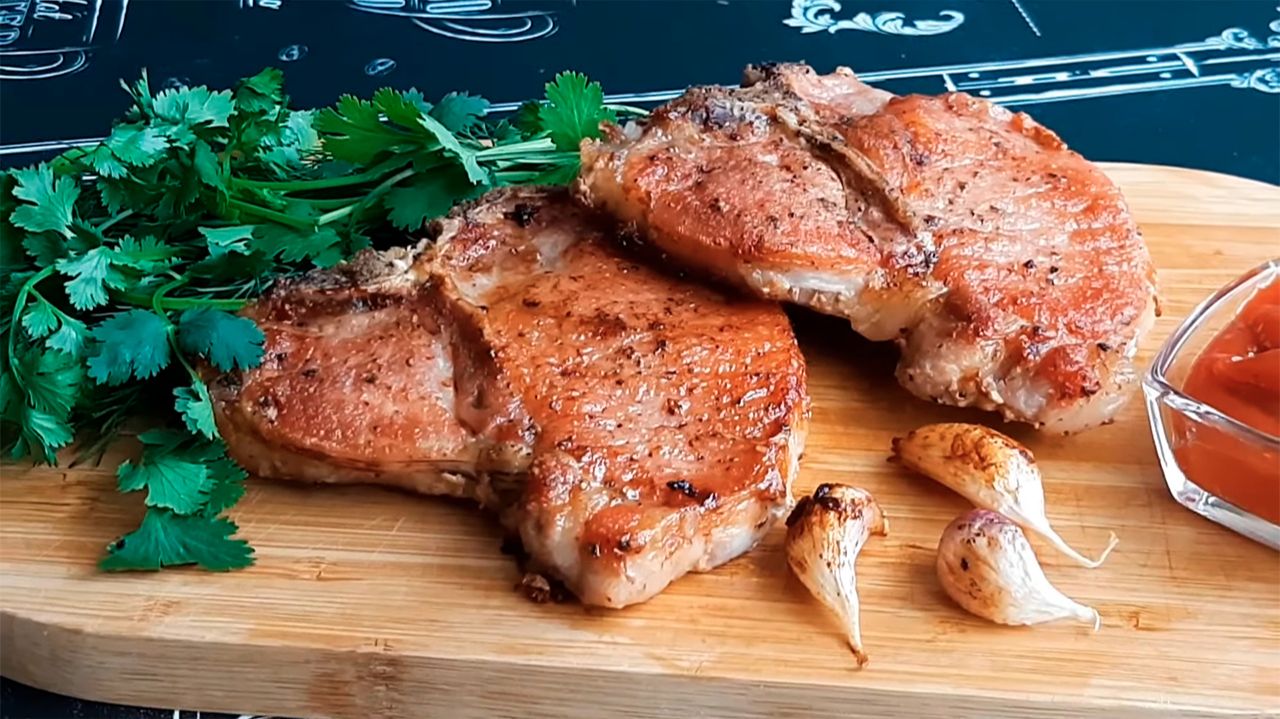Стейк из свинины. Стейк из свинины на сковороде. Свинина на сковороде быстро и вкусно. смотреть онлайн