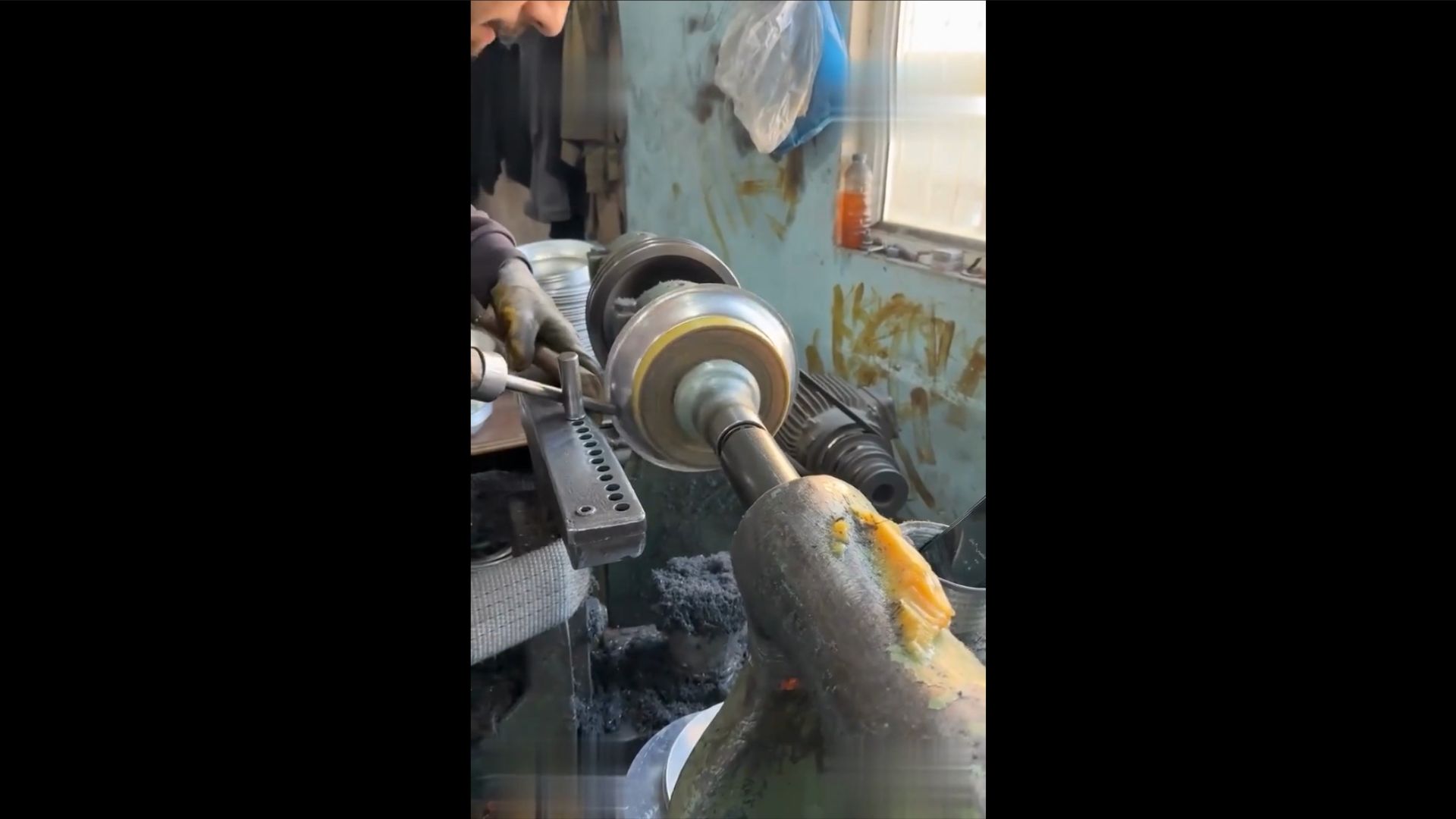 Работа токаря на токарном станке смотреть онлайн