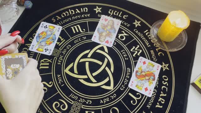 Любовный треугольник. Женщина и двое мужчин. Гадание на игральных картах смотреть онлайн