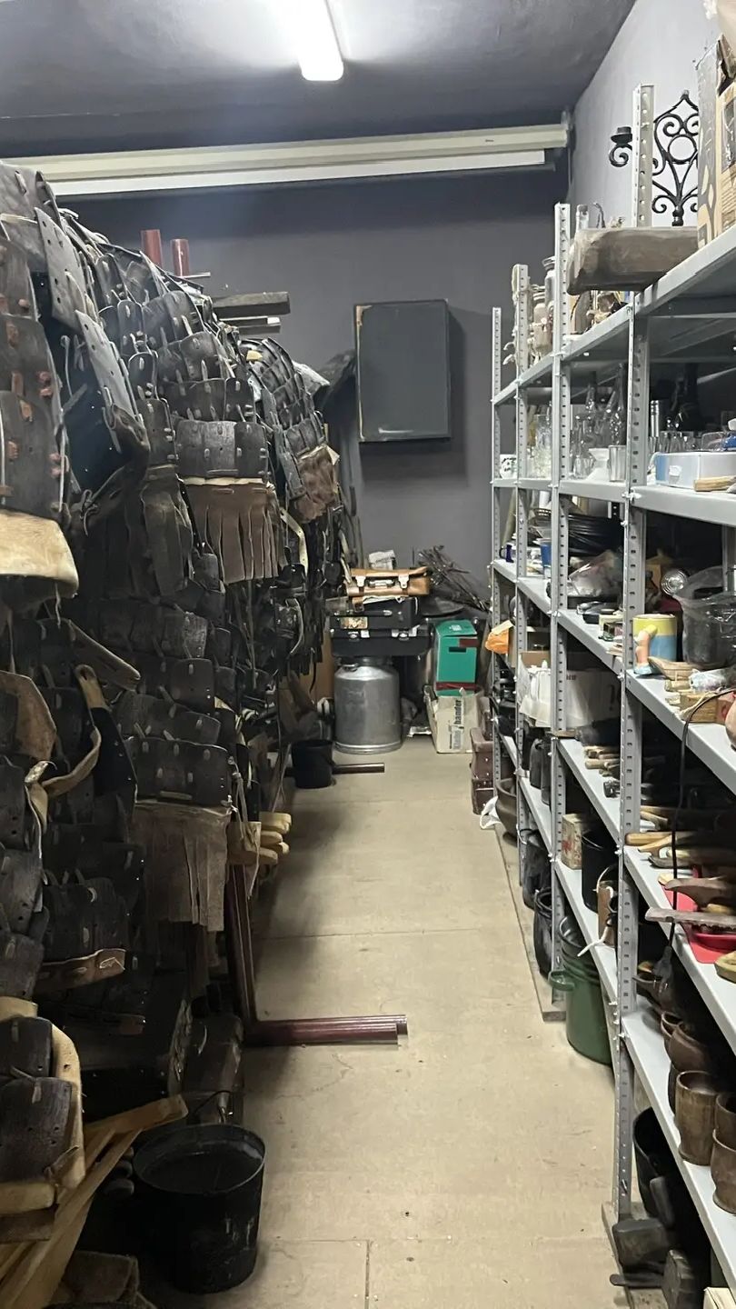 На складе реквизитов кинокомпании 