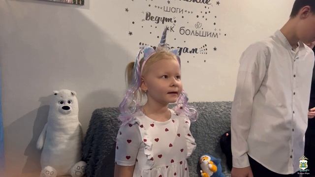 В Ханты-Мансийске в преддверии Нового года Полицейский Дед Мороз поздравил детей смотреть онлайн