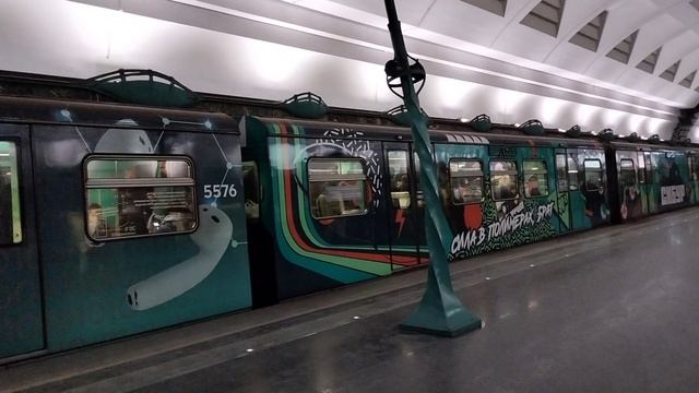 Опять новый поезд в метро.Показываю вам,удивилась,что их так много разных. смотреть онлайн