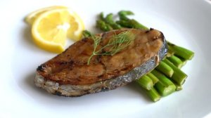 Рыбный стейк жареный. Рецепт внутри.