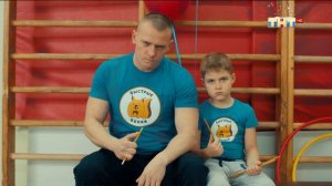 СашаТаня. Гена в перетягивание каната на школьных соревнованиях выиграли держась за него одной рукой