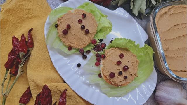 Печёночные паштеты на новогодний стол! 1. Самый простой рецепт паштета! 2. Печёночный рулет с сыром! смотреть онлайн