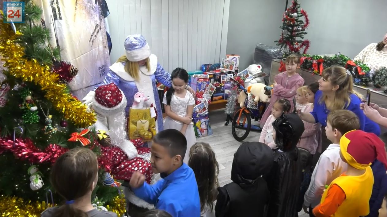 "Ёлка желаний" в столице Хакасии исполнила мечты маленьких горожан жилого района "Центральный" смотреть онлайн