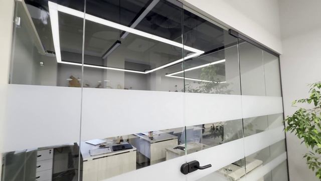 Цельностеклянные перегородки в действии опыт реального объекта в Москве смотреть онлайн