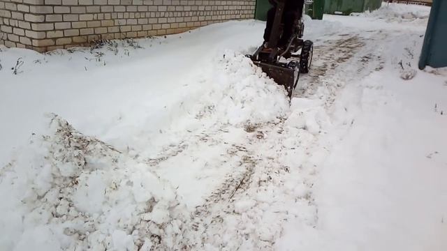 Чистим снег на минитракторе. Первый пробный выезд смотреть онлайн