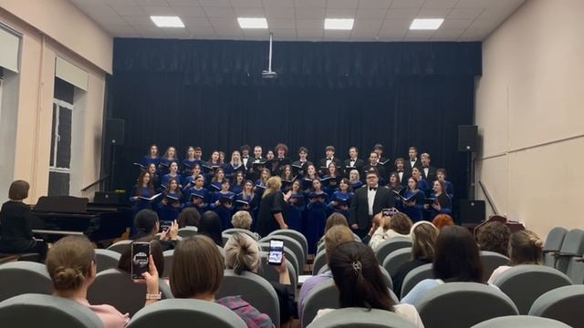 Вдоль по улице метелица метет