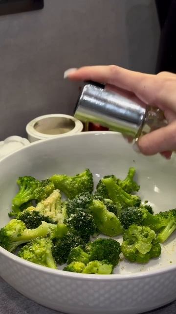 Многофункциональный и современный аэрогриль с двумя чашами объемом 10 литров от бренда KOLT