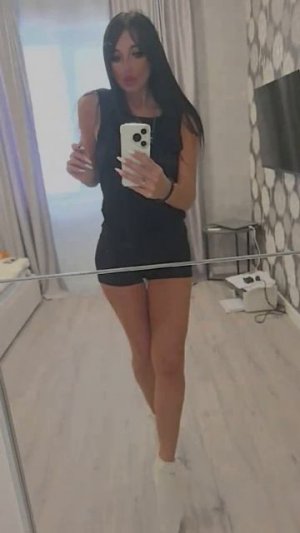 Красивая брюнетка с красивой фигурой ножки в белых носочках