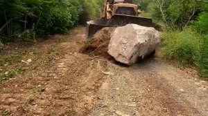 Невероятно! Гигантский бульдозер сбрасывает массивный камень в глубокую яму