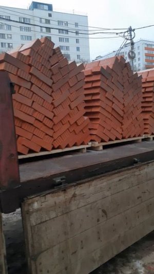Укладка и транспортировка кирпича на строительный объект.