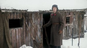 Русский снайпер увидел как грузовик катится в толпу солдат и метким выстрелом прострелил ему колеса