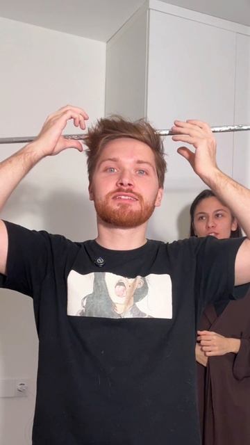 Кто сможет прокрутиться с палкой на голове?!😯