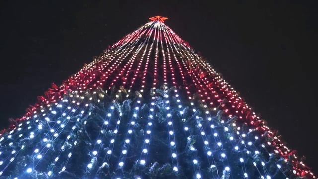 🎄На Центральной площади засияла главная городская ёлка смотреть онлайн