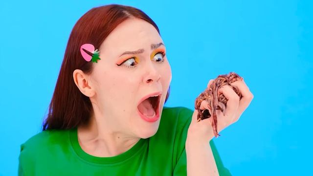 24 Часа Едим Еду Одного Цвета Челлендж | Умные Гаджеты и смотреть онлайн