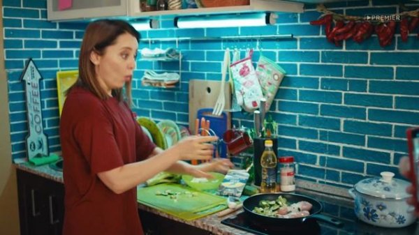 СашаТаня. Таня «крейзи - поварешка» учит Катю готовить