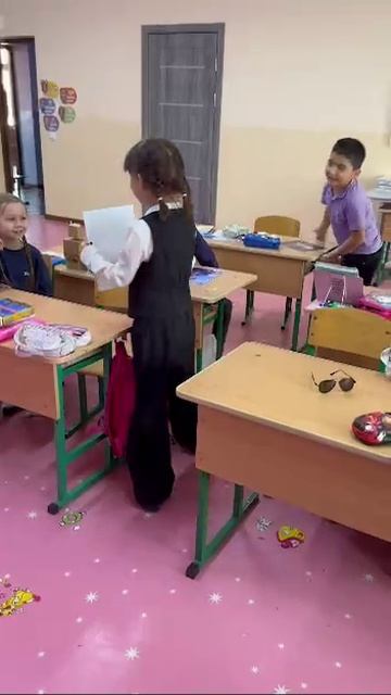 Учитель сделал фото учеников, как они будут выглядеть в 18 лет.