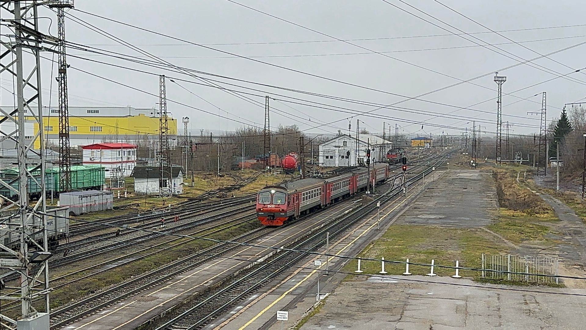 Электропоезд ЭД9М-0130 на ст.Ковров-I и пл.Гостюхинский карьер, декабрь 2025 года смотреть онлайн